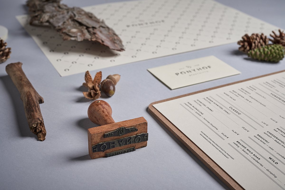 德國餐廳（餐飲）品牌標(biāo)志設(shè)計(jì)和品牌設(shè)計(jì)——logo與馬牧場背景相關(guān)，品牌設(shè)計(jì)，餐飲品牌設(shè)計(jì)，餐飲logo設(shè)計(jì)，餐廳品牌設(shè)計(jì)，品牌標(biāo)志設(shè)計(jì)，深圳品牌設(shè)計(jì)