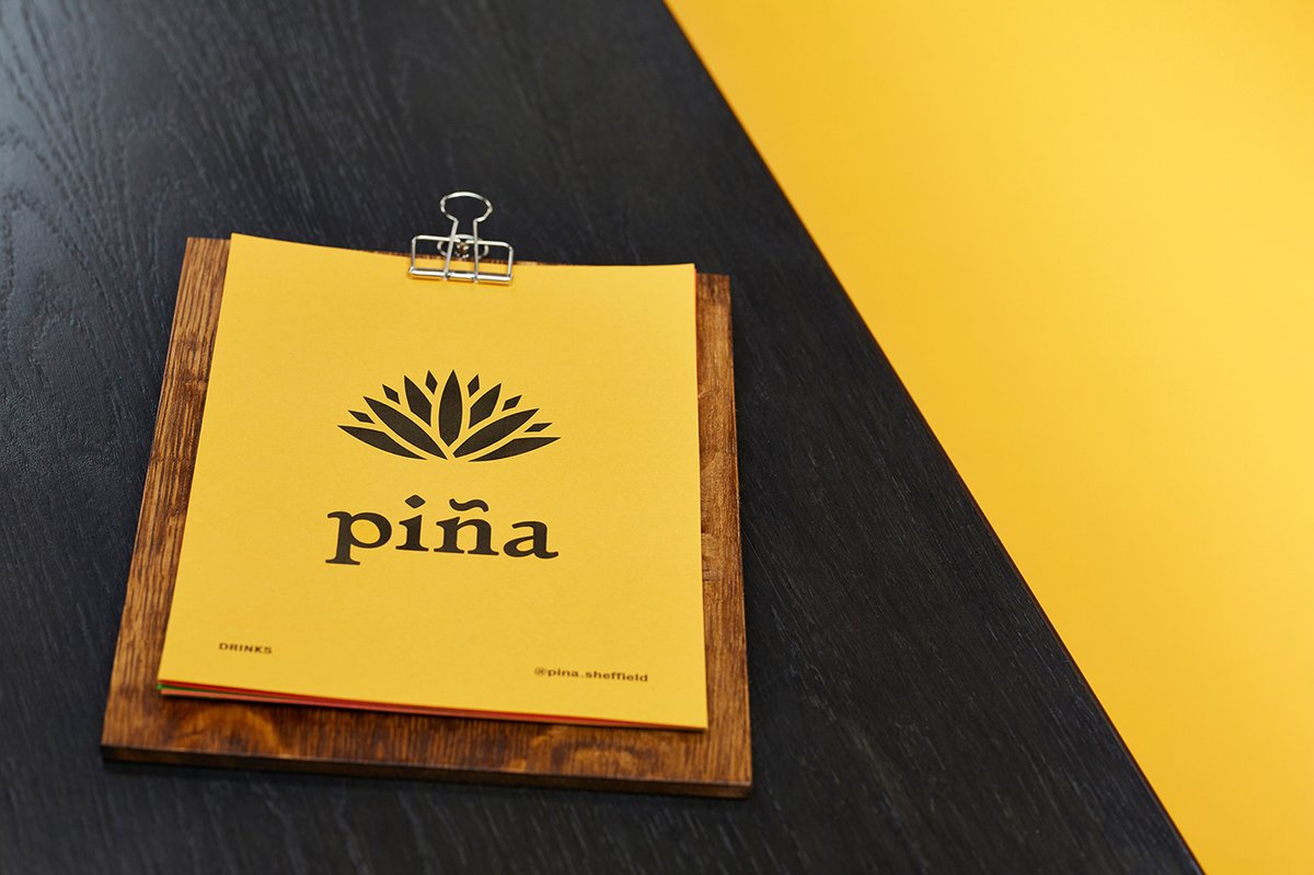 視覺識別在 piña 品牌設計的應用——酒吧與餐廳形象的融合，品牌設計，酒吧品牌設計，品牌形象設計，企業品牌營銷，深圳品牌策劃，深圳品牌設計，左右格局