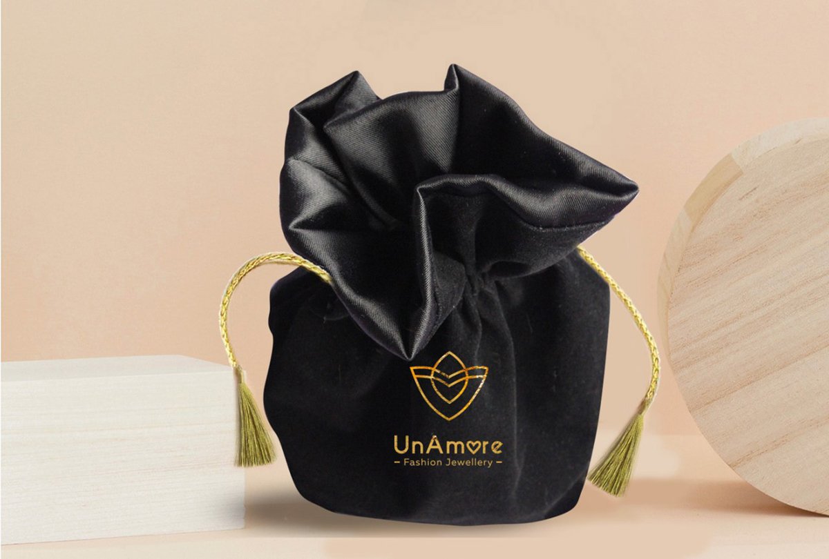時尚珠寶首飾UNAMORE品牌設計和強化品牌“時尚”定位，時尚珠寶品牌設計，時尚品牌形象設計，品牌形象整合，珠寶品牌營銷，品牌戰略定位，品牌設計公司，品牌策劃公司，深圳品牌策劃，深圳品牌設計，左右格局